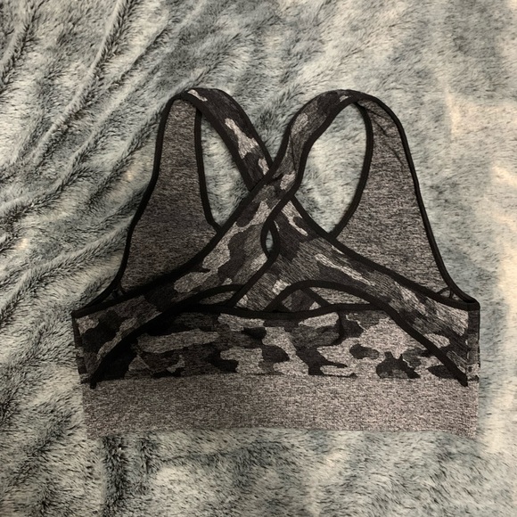 Amazon Brand MOYOOGA. Camo sports bra. Medium - Picture 2 of 2